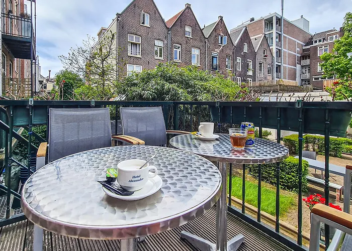 Amsterdam hotels near National Monument
