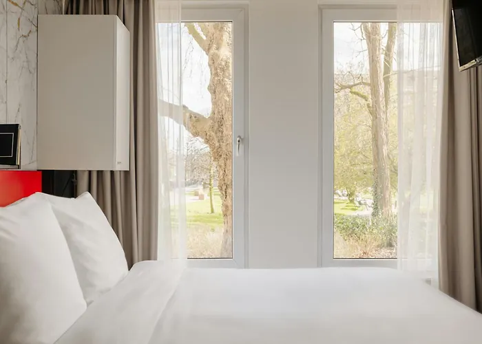 Amsterdam hotels near Ripley's Believe It or Not